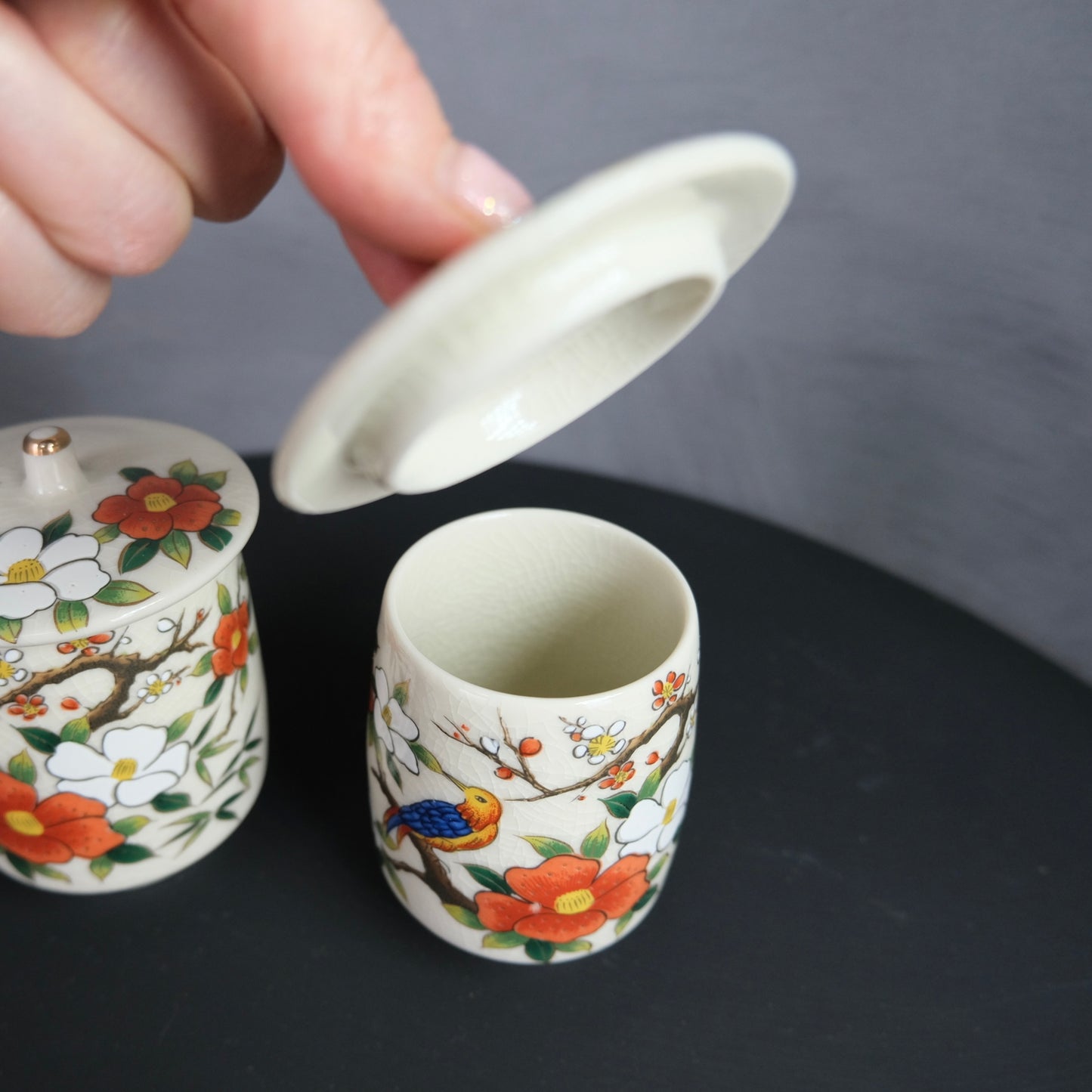 Vintage KUTANI ware TEA CUPS with lids (set of 2, Box) | 湯呑み(箱入り大小セット)