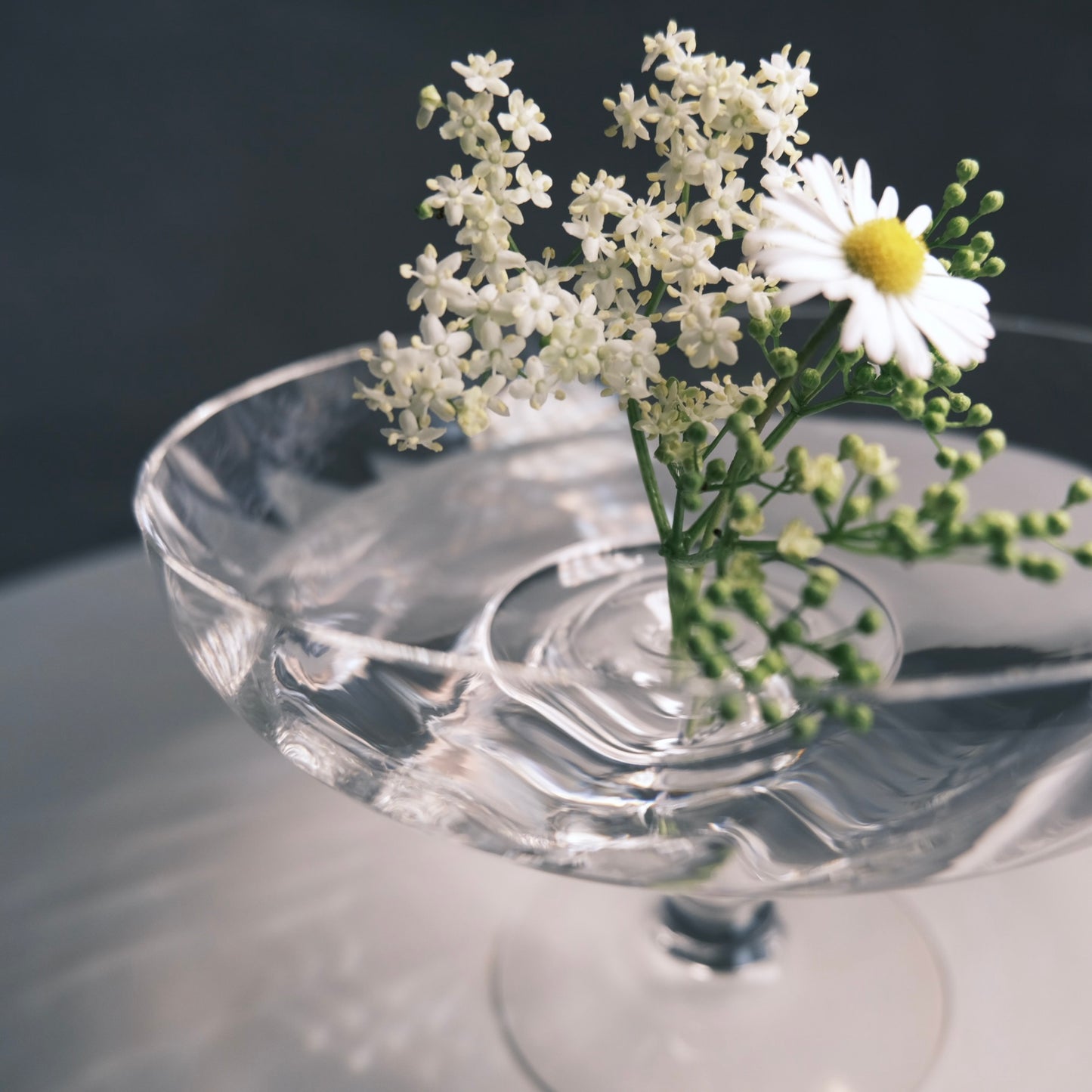 Floating Flower Vase | 水に浮かぶ一輪挿し